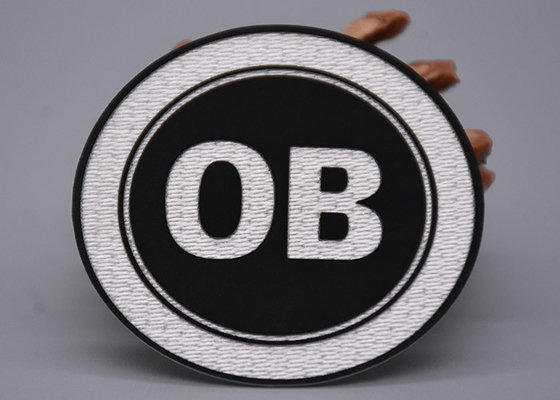 De witte Tatami-Stof drukte Etiketten met Zwart Silicone Logo For Garments
