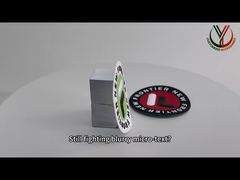 Van dichterbij bekeken: witte logo-kledinglabels met warmteoverdracht, op maat gemaakt TPU-reliëf